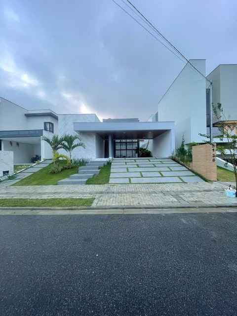 Residência térrea · Terras Alphaville · Linhas horizontais e paisagismo com palmeiras
